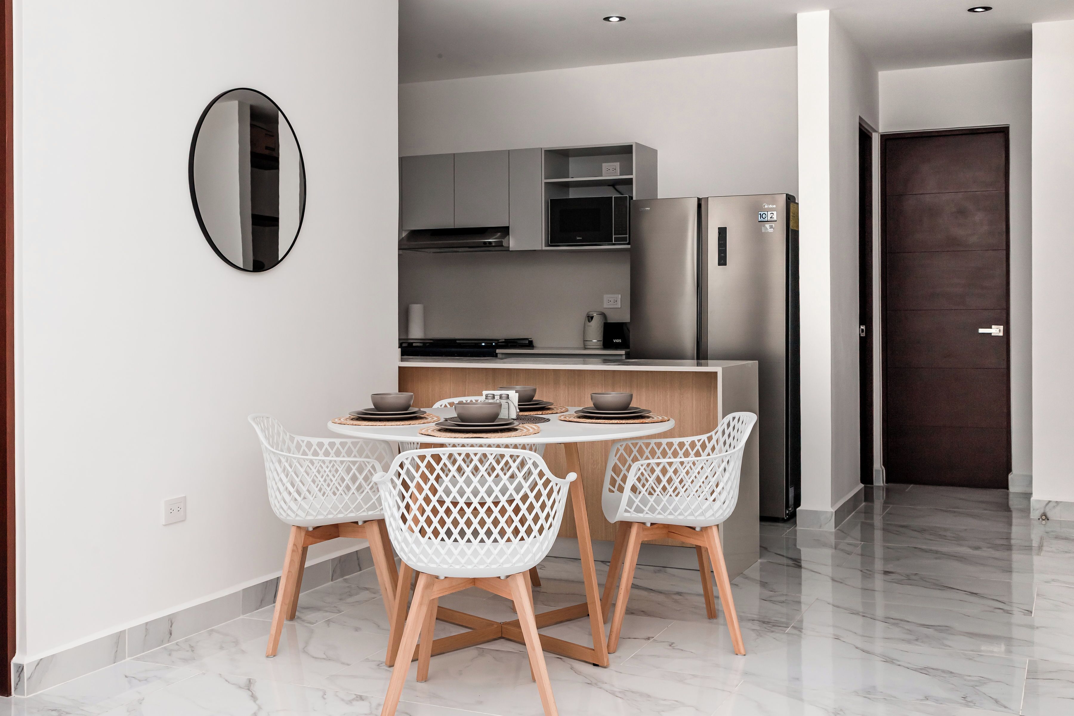 Classic-huoneisto, näköala uima-altaalle | Ruokasali