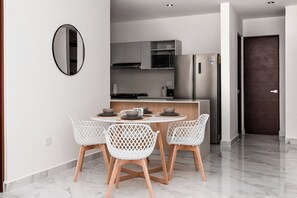 Classic-huoneisto, näköala uima-altaalle | Ruokasali