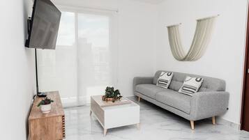 Classic-huoneisto, näköala uima-altaalle | Olohuone | 50–tuumainen taulutelevisio, jossa kaapelikanavat