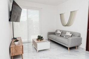 Classic-huoneisto, näköala uima-altaalle | Olohuone | 50–tuumainen taulutelevisio, jossa kaapelikanavat