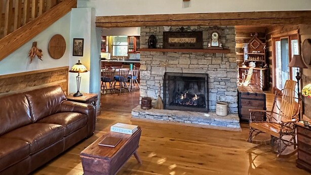 Living area - Kentucky Log Cabin - stunning 50 acres, Bourbon Trail, KY Derby, and more! (Taylorsville)