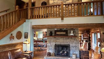 TV connectée, cheminée, livres