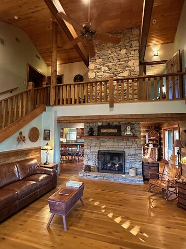 Kentucky Log Cabin - stunning 50 acres, Bourbon Trail, KY Derby, and more!