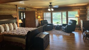 Room - Kentucky Log Cabin - stunning 50 acres, Bourbon Trail, KY Derby, and more! (Taylorsville)