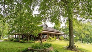 Exterior - Kentucky Log Cabin - stunning 50 acres, Bourbon Trail, KY Derby, and more! (Taylorsville)