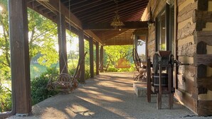 Terrace/patio - Kentucky Log Cabin - stunning 50 acres, Bourbon Trail, KY Derby, and more! (Taylorsville)