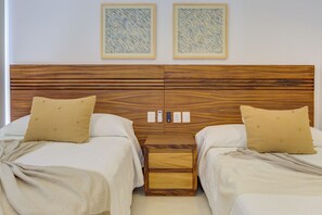 خزنة داخل الغرفة ومساحة عمل للكمبيوتر المحمول ومكواة/لوح كي