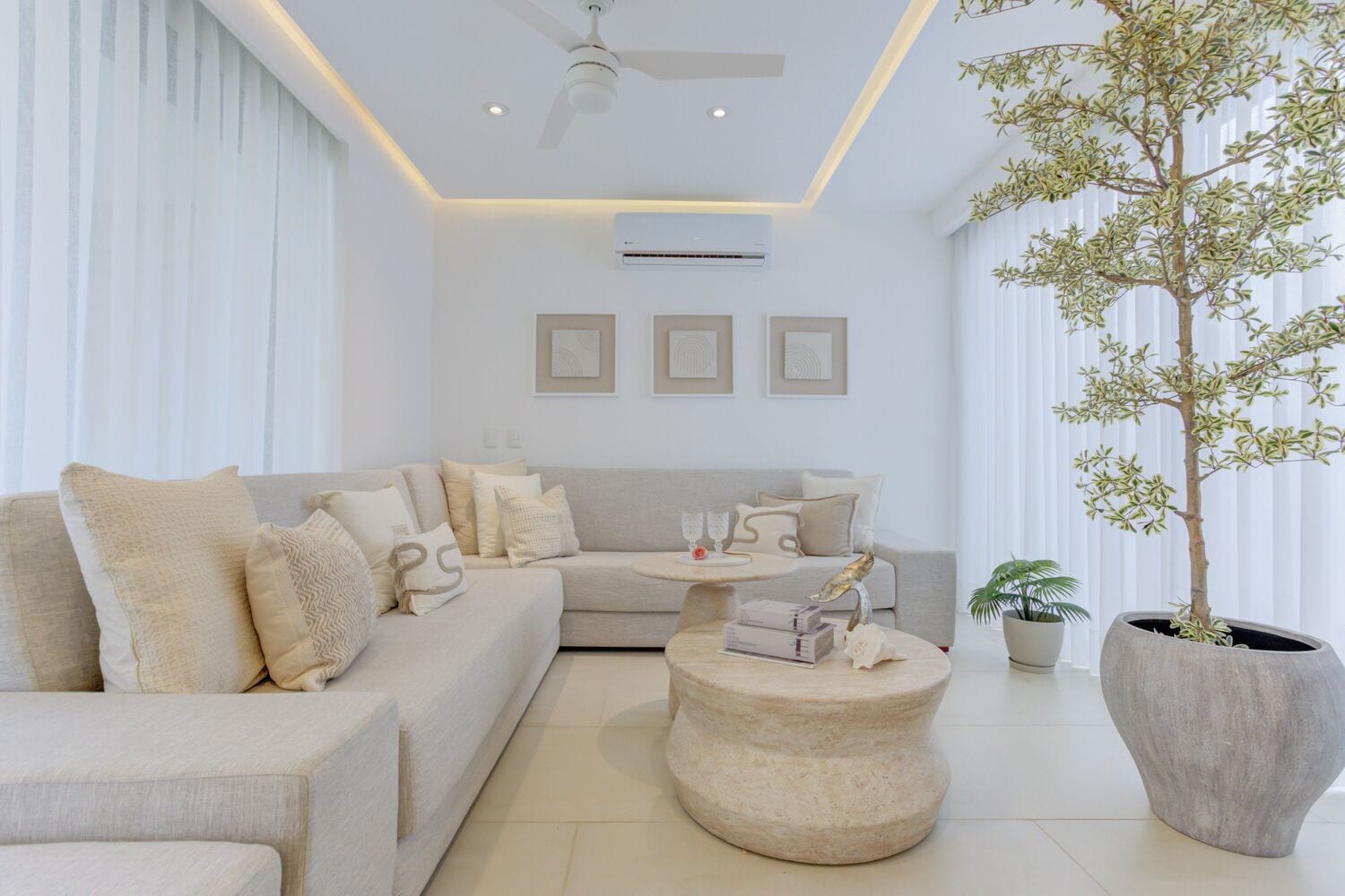 Casa, vista al jardín | Sala de estar | Smart TV de 50 pulgadas con canales digitales 