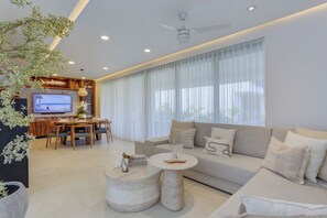 Casa, vista al jardín | Área de sala de estar | Smart TV de 50 pulgadas con canales digitales