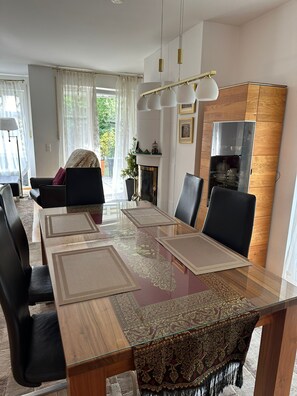 Dining - Charming corner terraced house with fireplace & garden - 20 min. to Marienplatz (Taufkirchen)