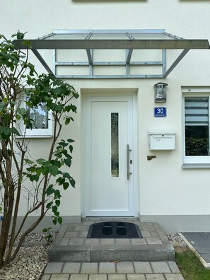 Exterior detail - Charming corner terraced house with fireplace & garden - 20 min. to Marienplatz (Taufkirchen)