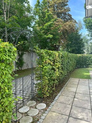 Property grounds - Charming corner terraced house with fireplace & garden - 20 min. to Marienplatz (Taufkirchen)