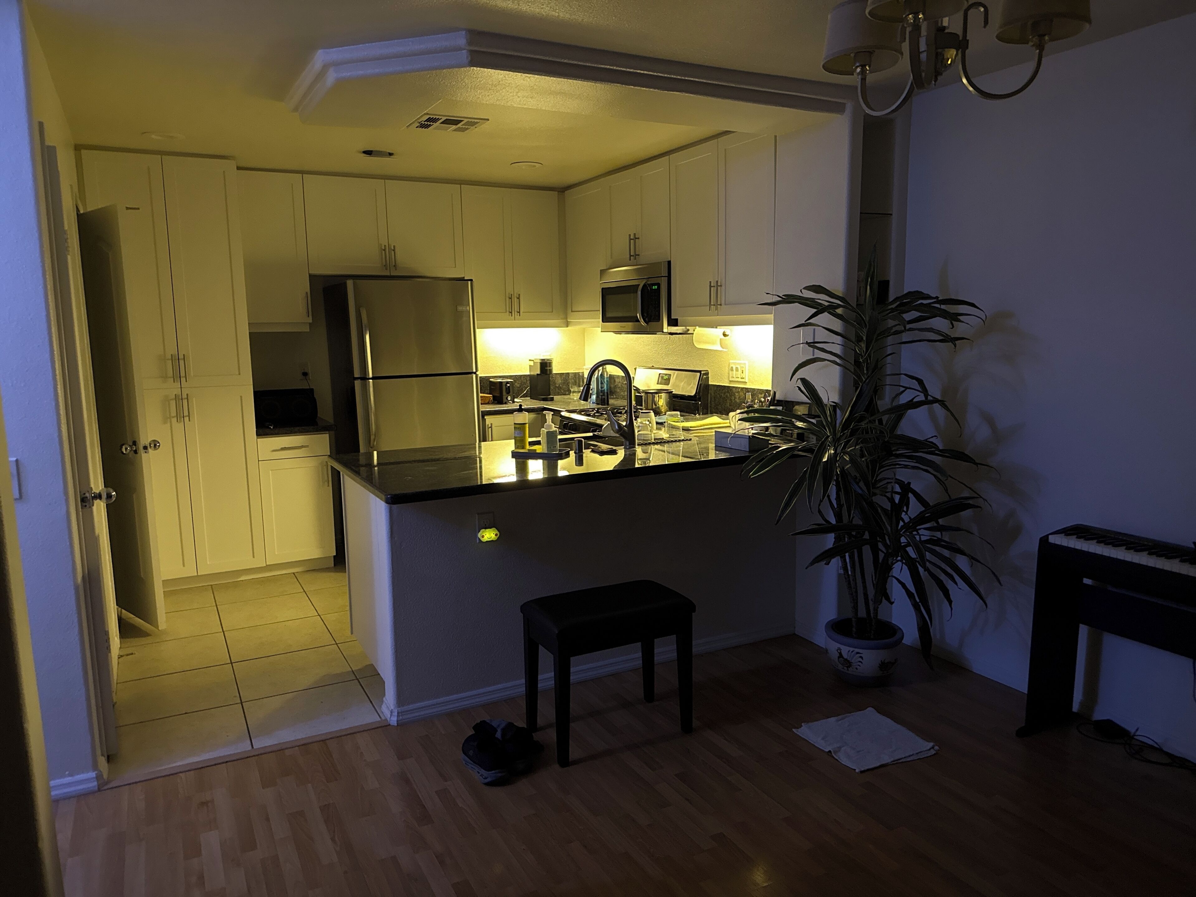 Kjøleskap, mikrobølgeovn, ovn og oppvaskmaskin