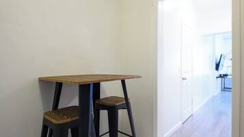 Apartment, 2 Bedrooms, Pets Allowed | Living area