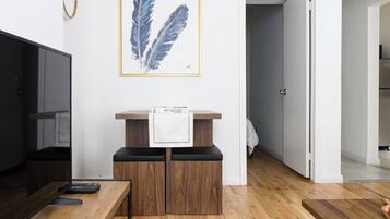 Apartment, 2 Bedrooms, Pets Allowed | Living area