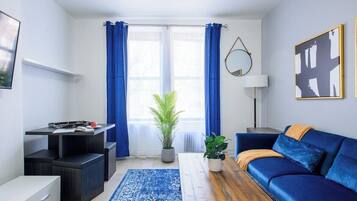 Apartment, 2 Bedrooms, Pets Allowed | Living area