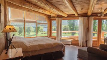 Suite, balcon, vue lac | Coffres-forts dans les chambres, rideaux occultants, Wi-Fi gratuit