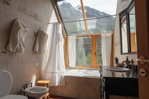Habitación Deluxe, balcón, vistas al lago | Ropa de cama de alta calidad, edredones de plumas, caja fuerte