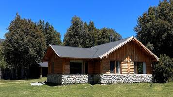 Cabin, Garden View | In-room safe, blackout drapes, free WiFi