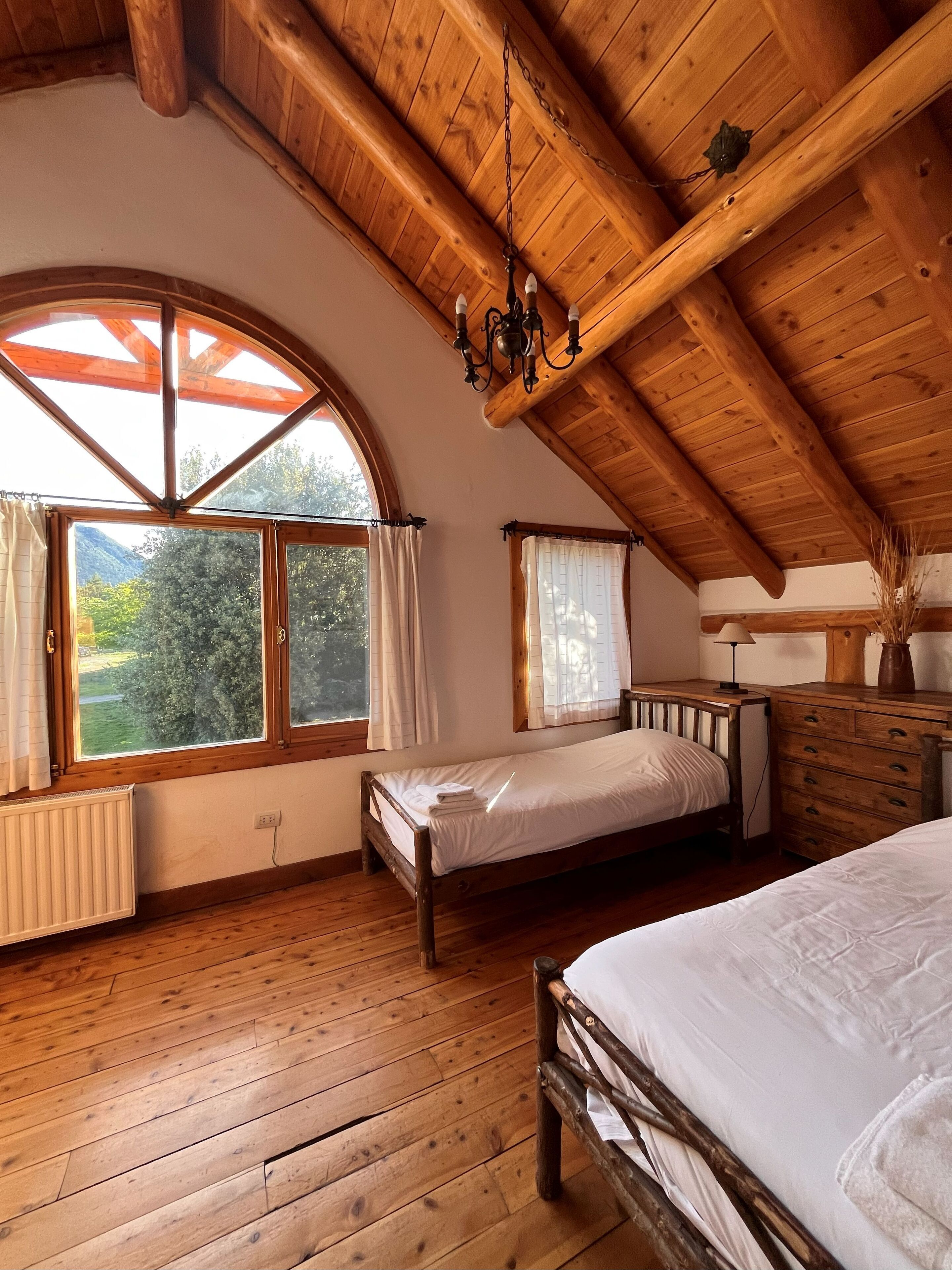 Quarto casal standard | Roupas de cama premium, edredons de pluma, cofres nos quartos