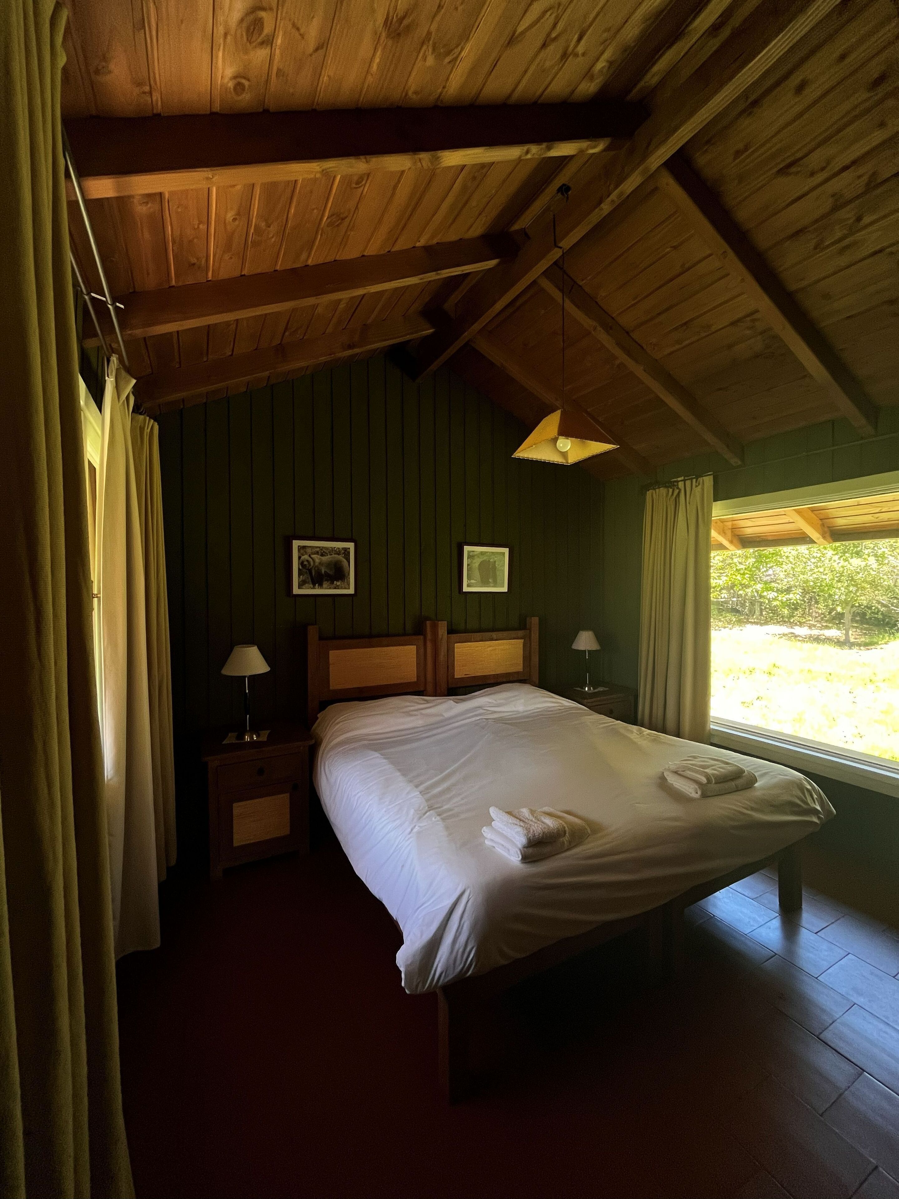 Mökki | Tallelokero huoneessa, pimennysverhot, ilmainen Wi-Fi