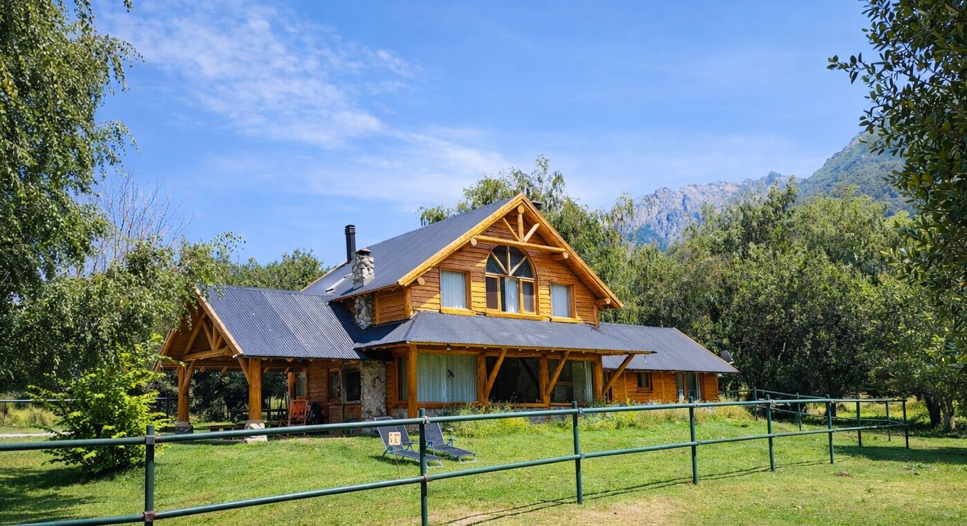 Casa superior, vista para o lago | Roupas de cama premium, edredons de pluma, cofres nos quartos