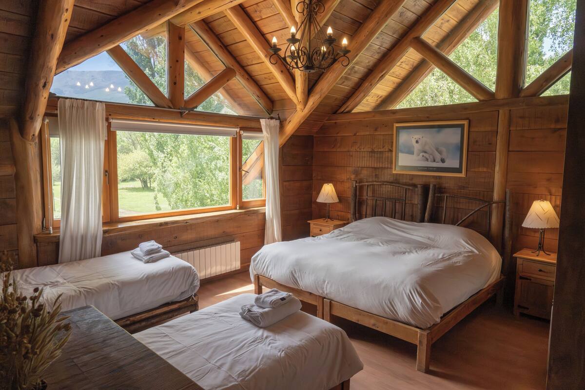 Superior fyrbäddsrum | Värdeförvaringsskåp på rummet, mörkläggningsgardiner och gratis wi-fi