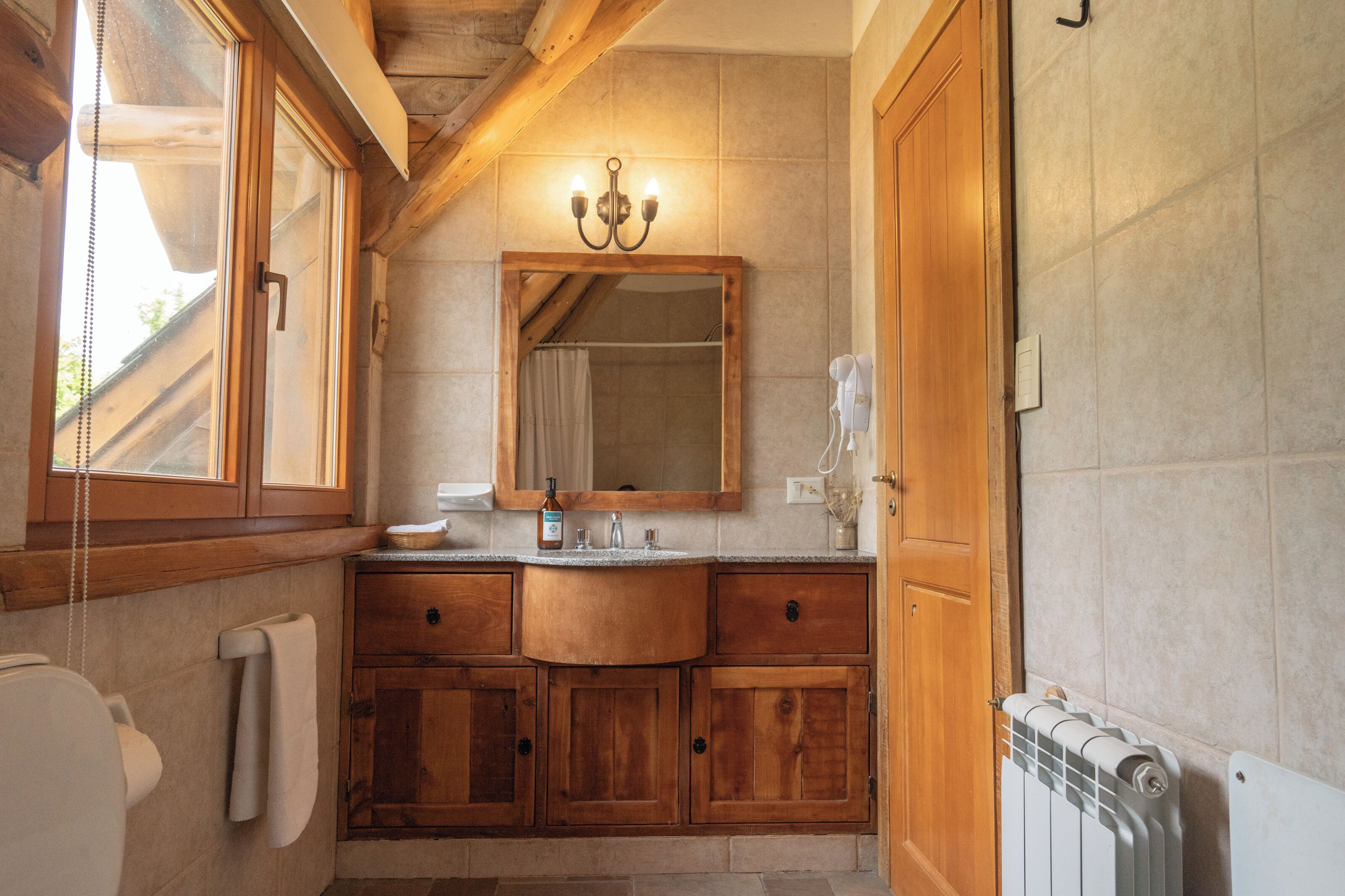 Doppia Standard | Bagno | Combinazione doccia/vasca, asciugacapelli, asciugamani, sapone