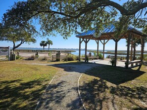 Property grounds - Inlet Pair-A-Dice | By the Marsh | Walkable Stay (Murrells Inlet)
