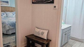 3 habitaciones, tabla de planchar con plancha, wifi y ropa de cama