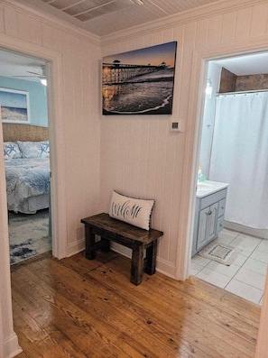 3 habitaciones, tabla de planchar con plancha, wifi y ropa de cama