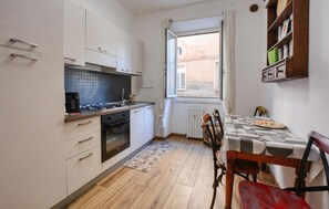 Refrigerador, parrilla de estufa y cafetera y tetera 