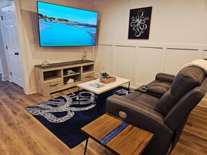 TV - Under the Boardwalk | Sleek Oasis | Murrells Inlet (Murrells Inlet)
