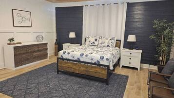 Escritorio, tabla de planchar con plancha, wifi y ropa de cama