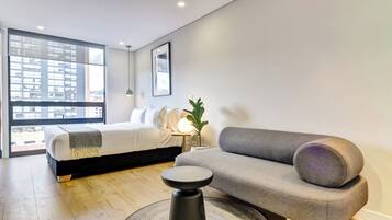 StrykjÀrn/strykbrÀda, gratis wi-fi och sÀngklÀder