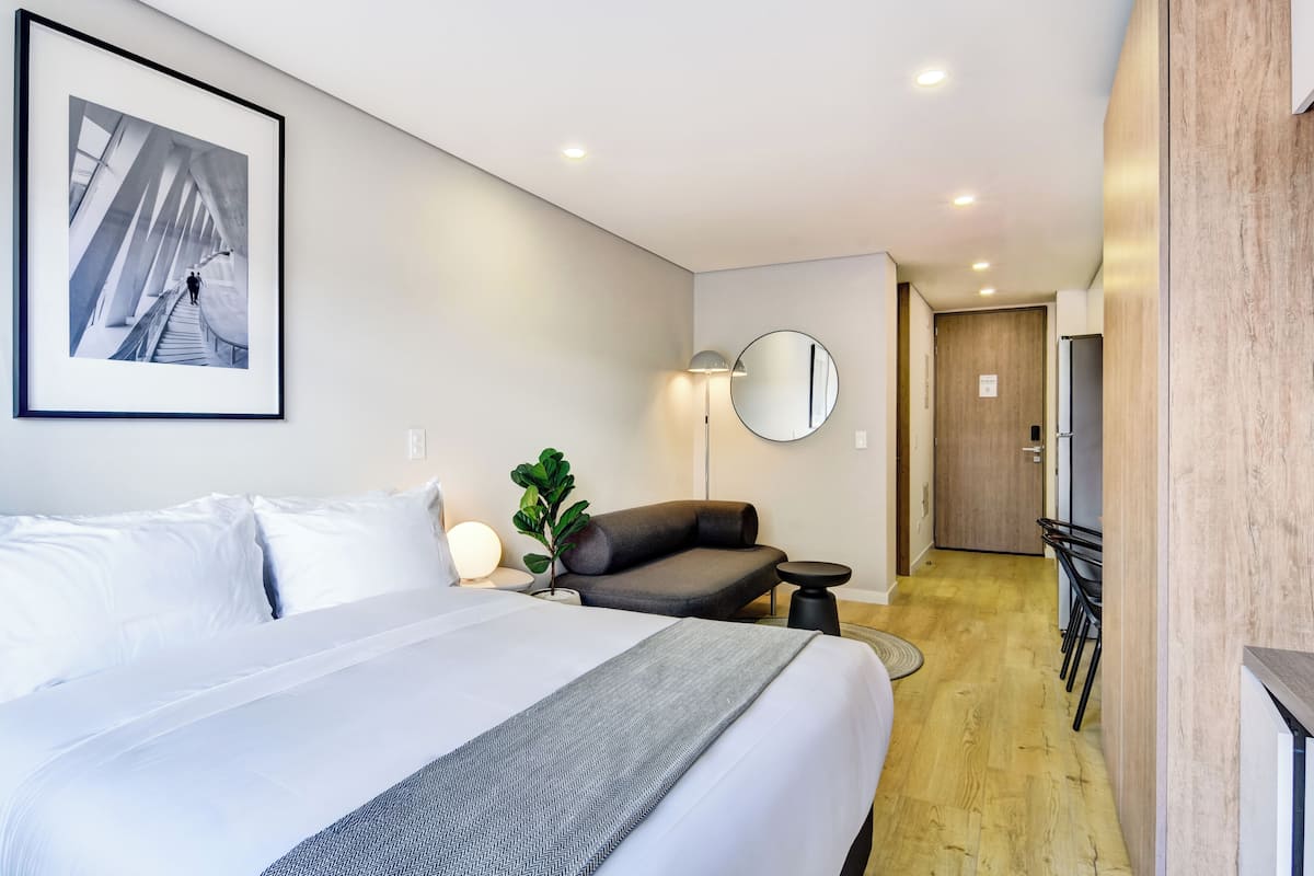 Iron/ironing board, free WiFi, bed sheets