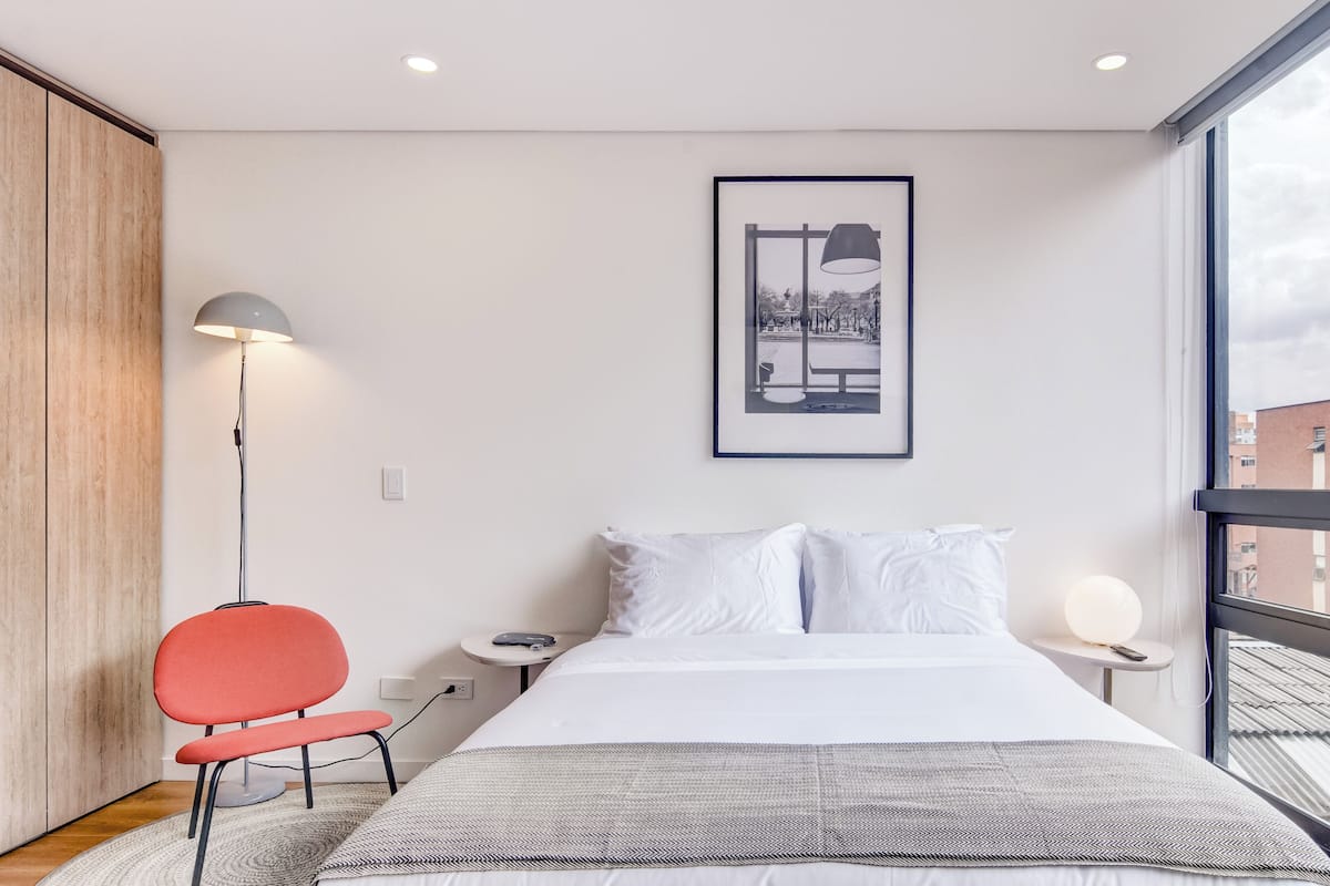 Iron/ironing board, free WiFi, bed sheets