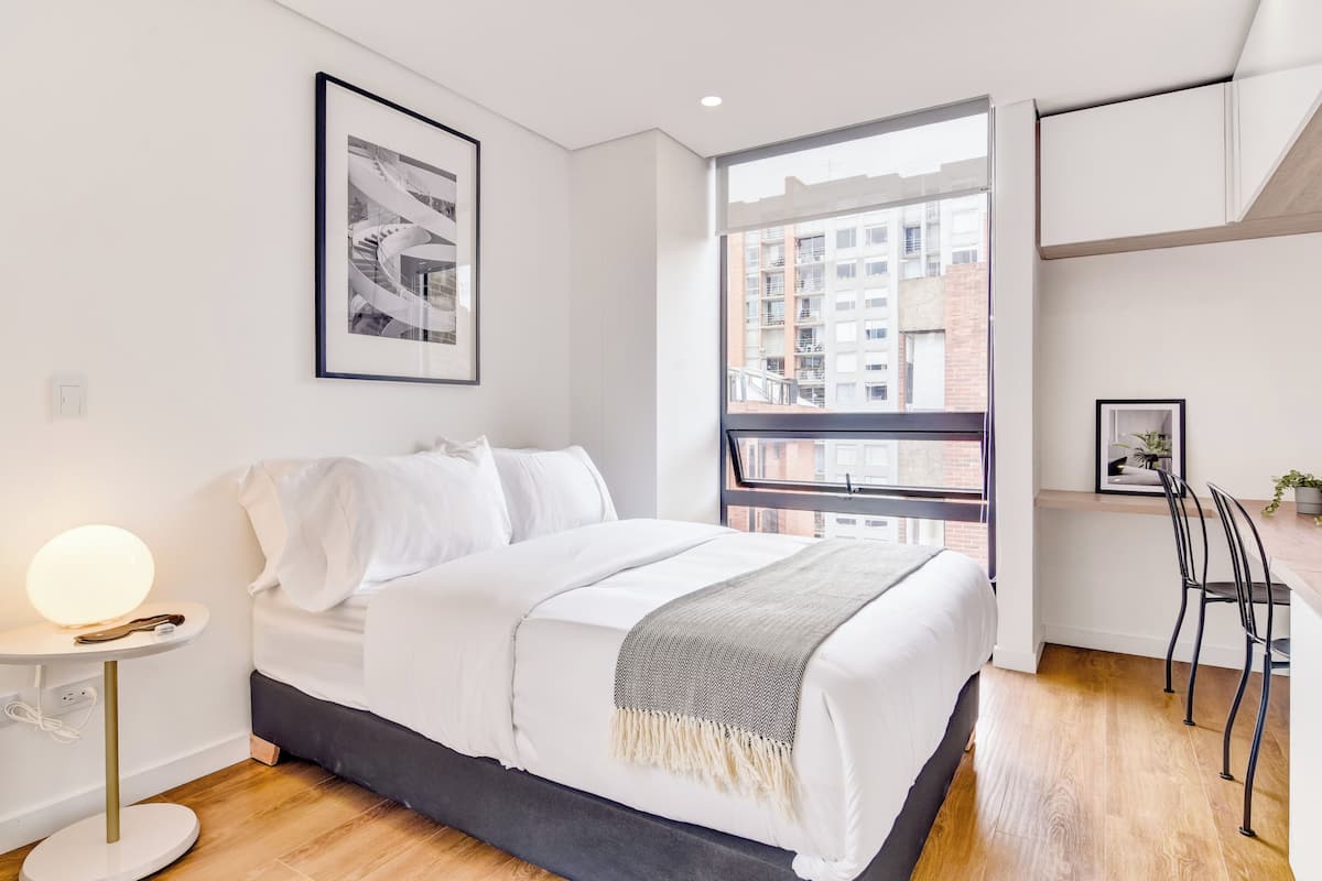 Iron/ironing board, free WiFi, bed sheets