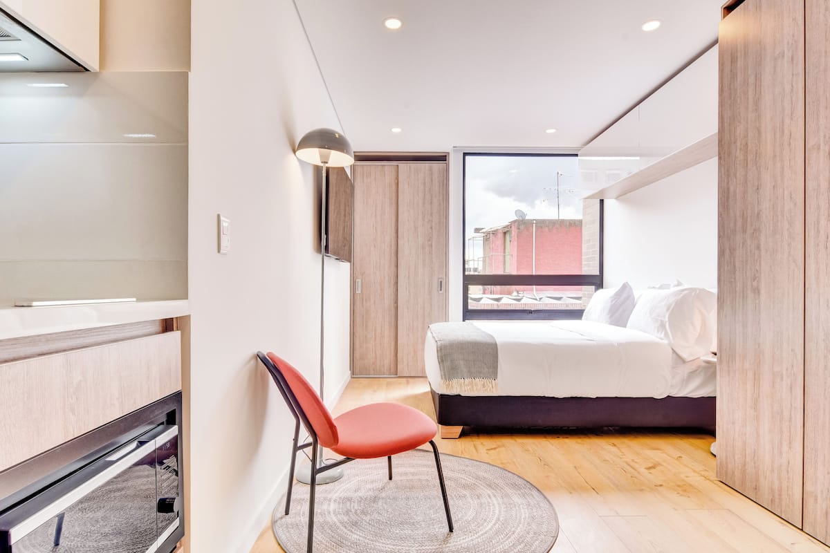 Iron/ironing board, free WiFi, bed sheets