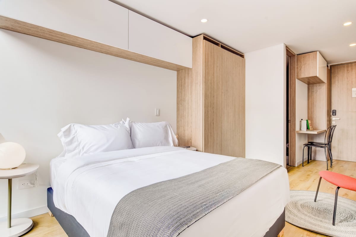 Iron/ironing board, free WiFi, bed sheets