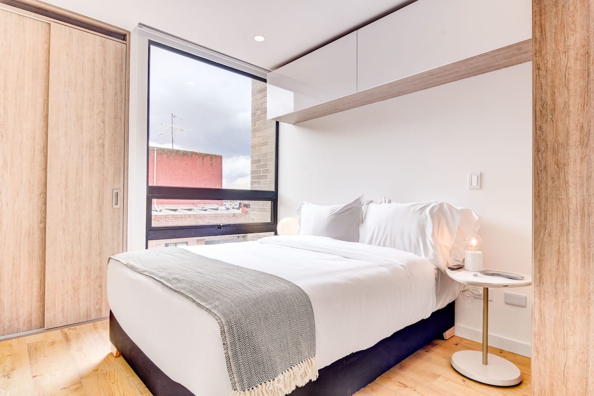 Iron/ironing board, free WiFi, bed sheets