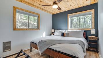 2 habitaciones, escritorio y tabla de planchar con plancha