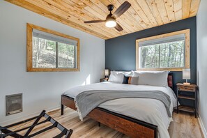 2 habitaciones, escritorio y tabla de planchar con plancha 