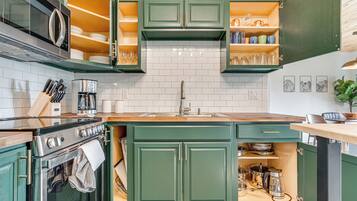 Geladeira, micro-ondas, fogão, cooktop