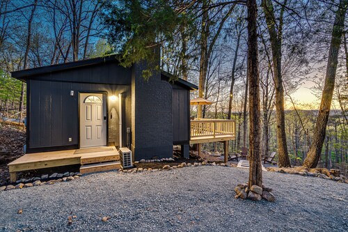 Modern Cabin w/ King Bed, View, Hot Tub, Fire Pit