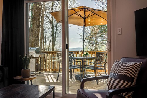 Modern Cabin w/ King Bed, View, Hot Tub, Fire Pit