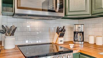 Køleskab, mikrobølgeovn, ovn, kogeplade