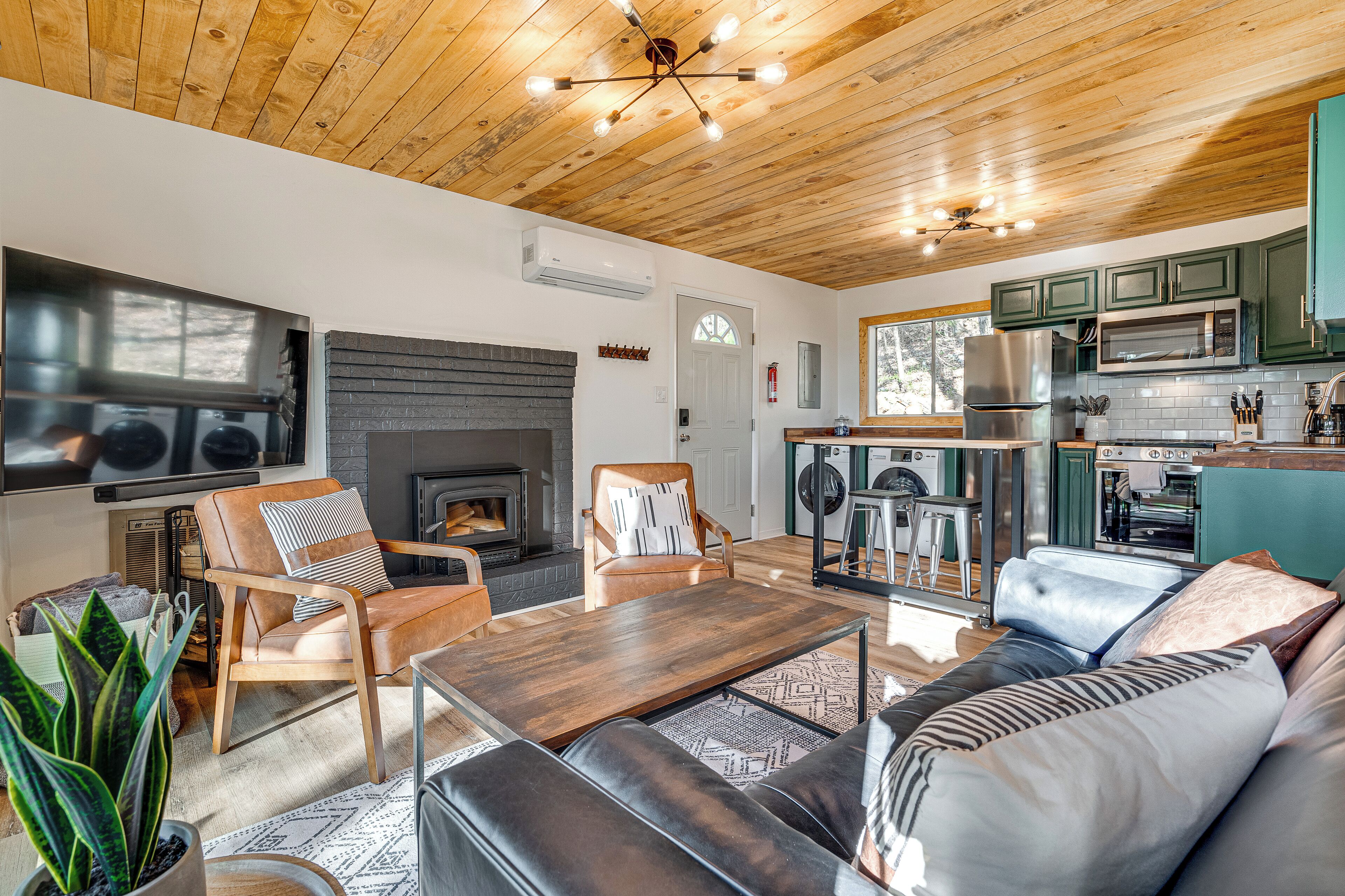 Smart TV, fireplace, stereo