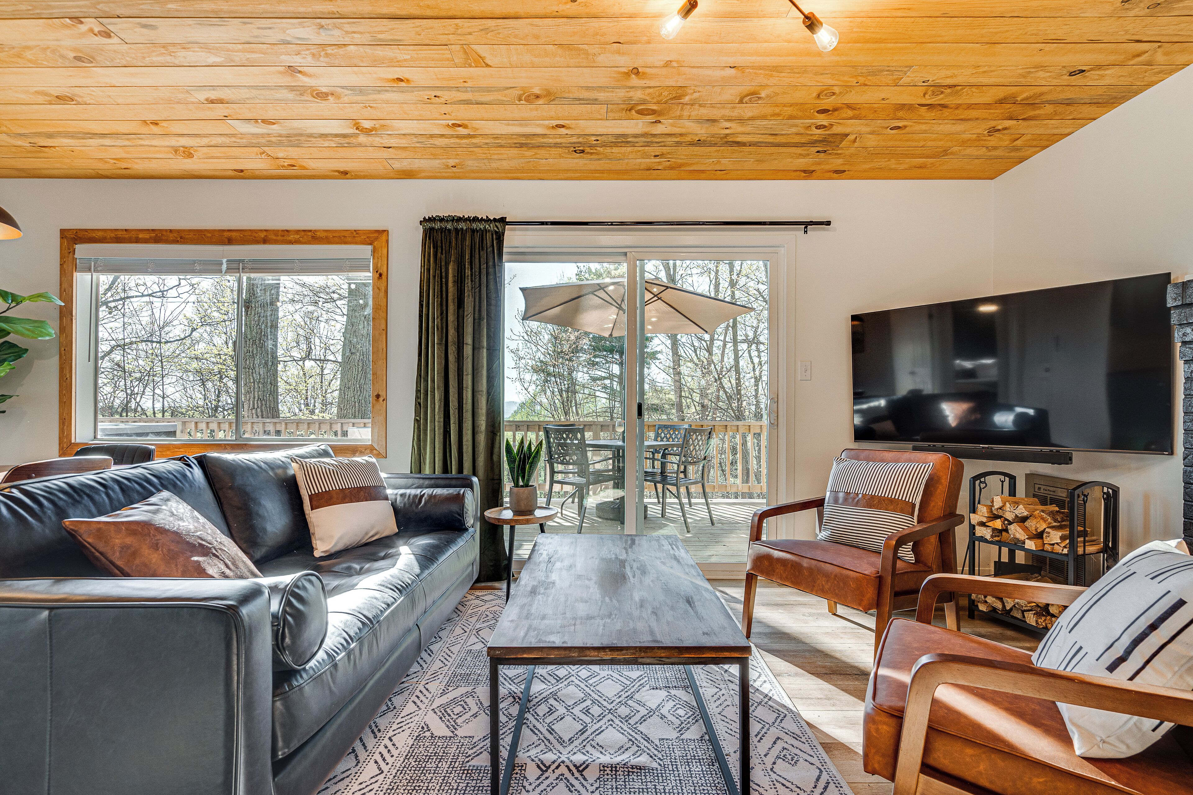 Smart TV, fireplace, stereo