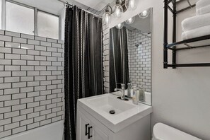 Hair dryer, towels, soap, toilet paper - Prime Location Midtown Omaha #11 (Omaha)